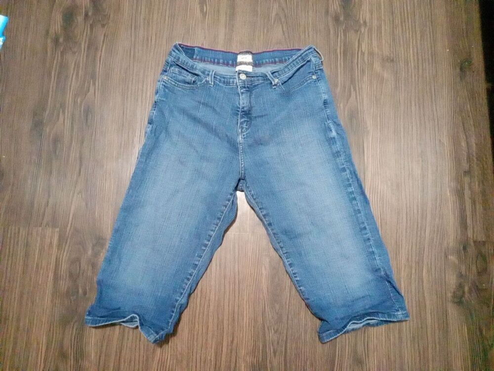 Levis 512 Jeans womens Size Medium Perfectly Slimming Capri measured size 30